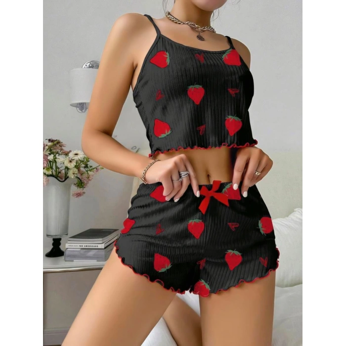 Bicomi Pamuklu Siyah Üstüne Çilek Desen Fitilli Askılı Şortlu Pijama Takımı