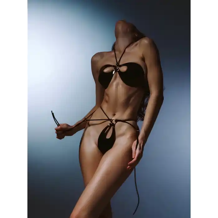 Geceyi ateşe veren deri tanga ve sütyen seti! ? Derin dekolteli, cesur ve seksi!