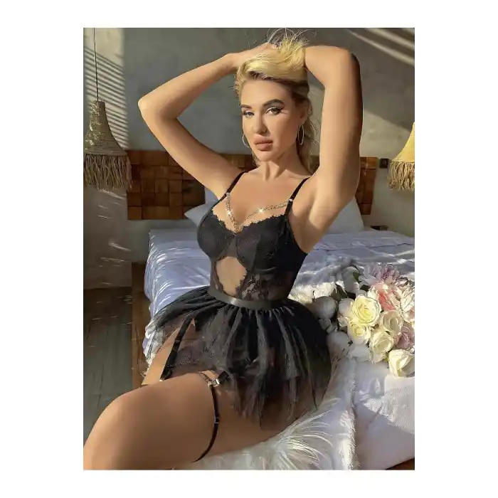 Siyah jartiyer ve tanga fantazi gecelik