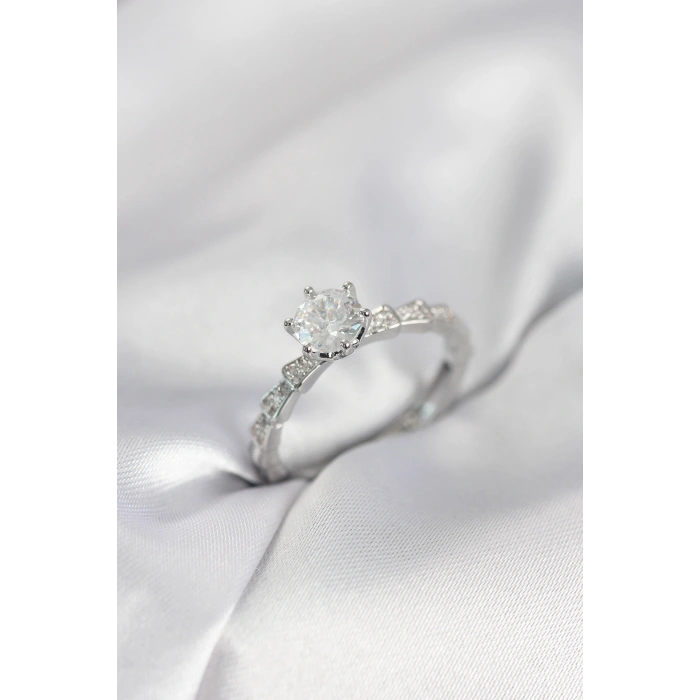 Gümüş Renk Zirkon Taşlı Tek Taş Model Kadın Yüzük