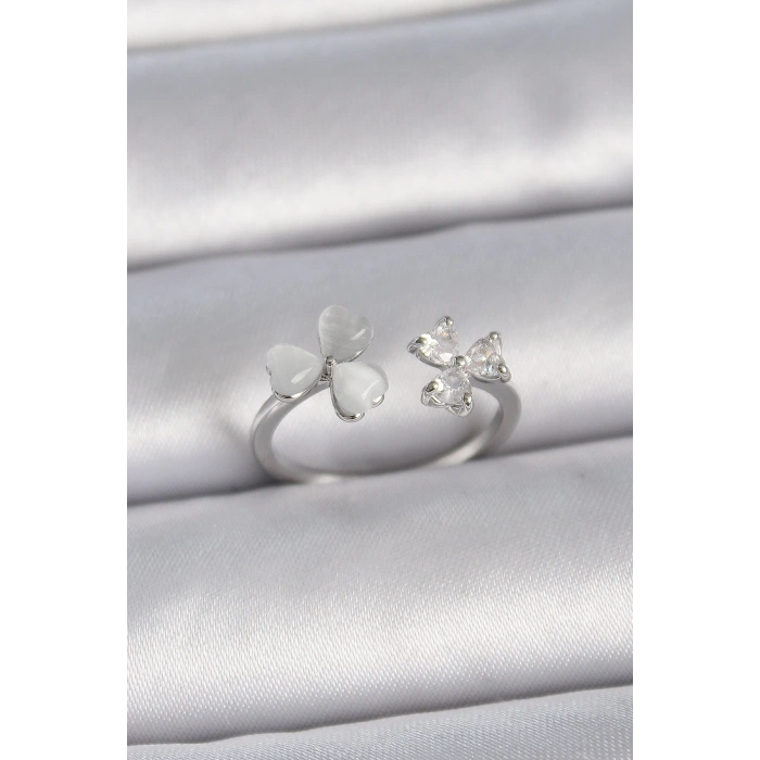 Pirinç Gümüş Renk Ayarlanabilir Zirkon Taşlı Beyaz Mineli Kalp Model Kadın Yüzük