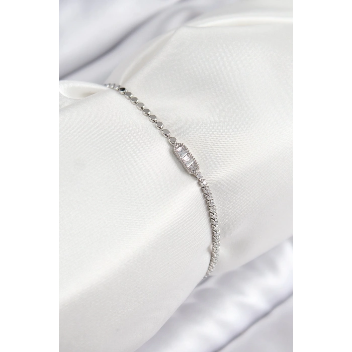 Pirinç Zirkon Taşlı Dikdörtgen Model Ezme Zincir Gümüş Renk Kadın Bileklik