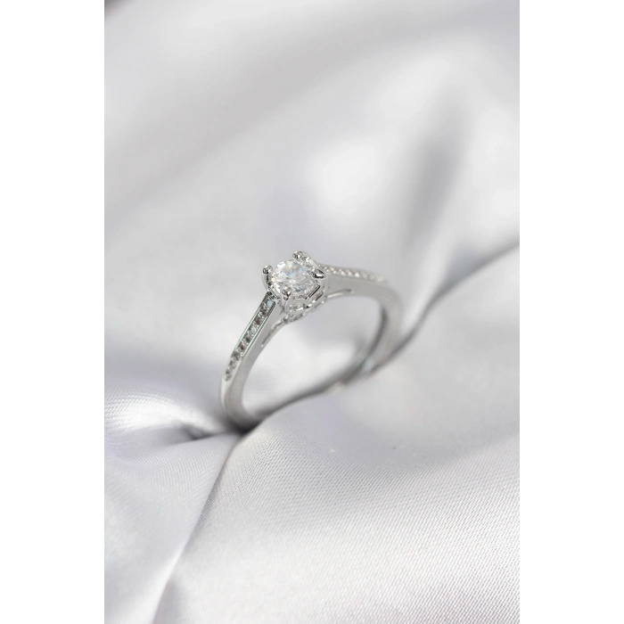 Tek Taş Gümüş Renk Zirkon Taşlı Model Kadın Yüzük