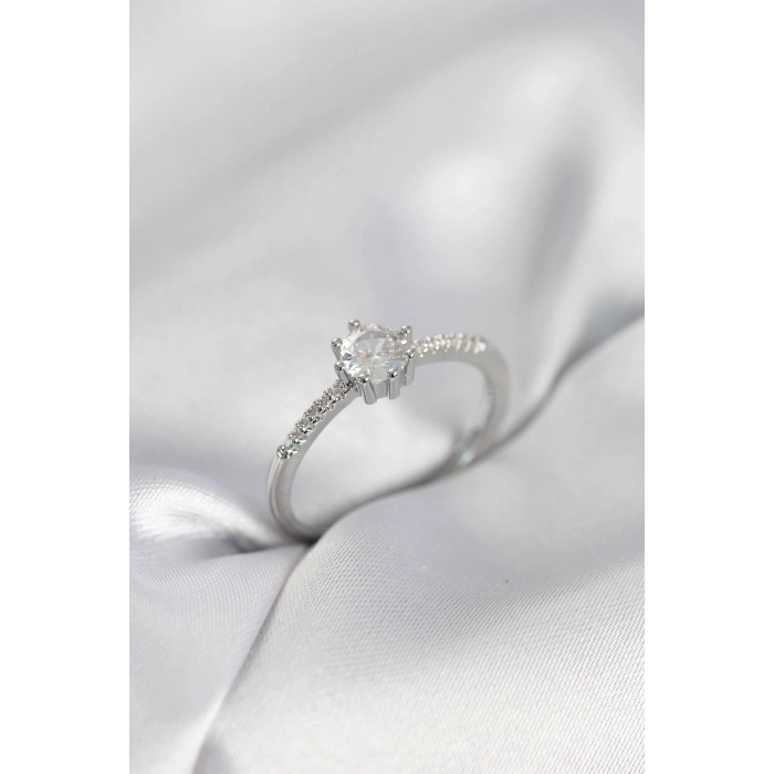 Tek Taş Model Gümüş Renk Zirkon Taşlı Kadın Yüzük