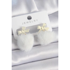 Beyaz Renk Kurdele Tüylü Ponpon Model Kadın Küpe