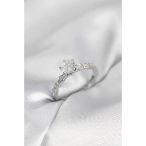 Gümüş Renk Zirkon Taşlı Tek Taş Model Kadın Yüzük