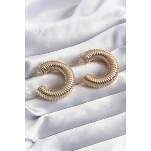 Pirinç Gold Renk İşleme Detay Halka Model Kadın Küpe