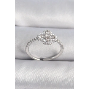 Pirinç Gümüş Renk Zirkon Taşlı Yonca Model İnci Detay Kadın Yüzük