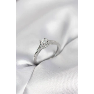 Tek Taş Gümüş Renk Zirkon Taşlı Model Kadın Yüzük