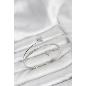 Yonca Çiçek Model Pirinç Gümüş Renk Kadın Bileklik