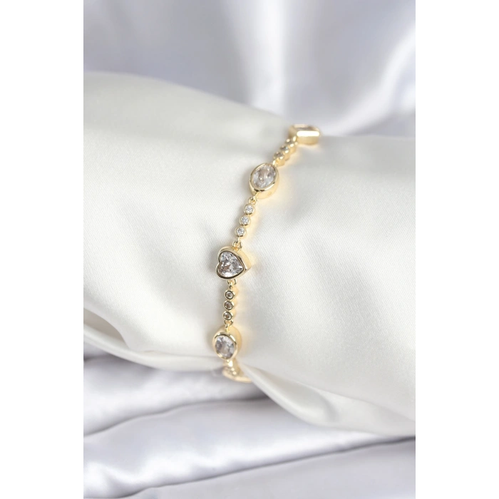 Pirinç Gold Renk Zirkon Taşlı Kalpli Model Kadın Bileklik - TJ-BB7967