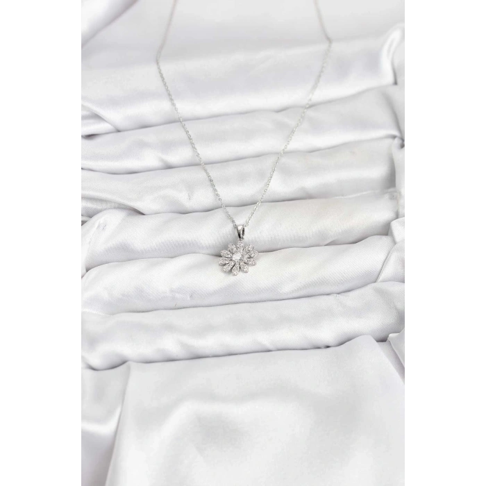 Pirinç Gümüş Renk Çiçek Model Kadın Kolye - TJ-BKO10806