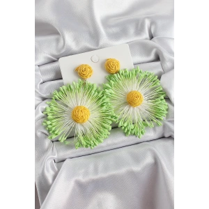 Yeşil Püsküllü Papatya Figürlü Hasır Örgü Model Gold Renk Kadın Küpe