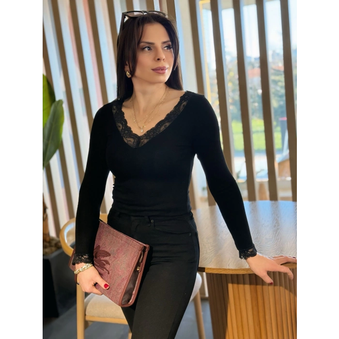 Siyah Kol Ve Yaka Dantel Detaylı Bluz