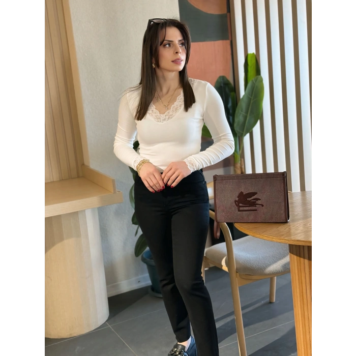 Beyaz Kol Ve Yaka DantelDetaylı Bluz