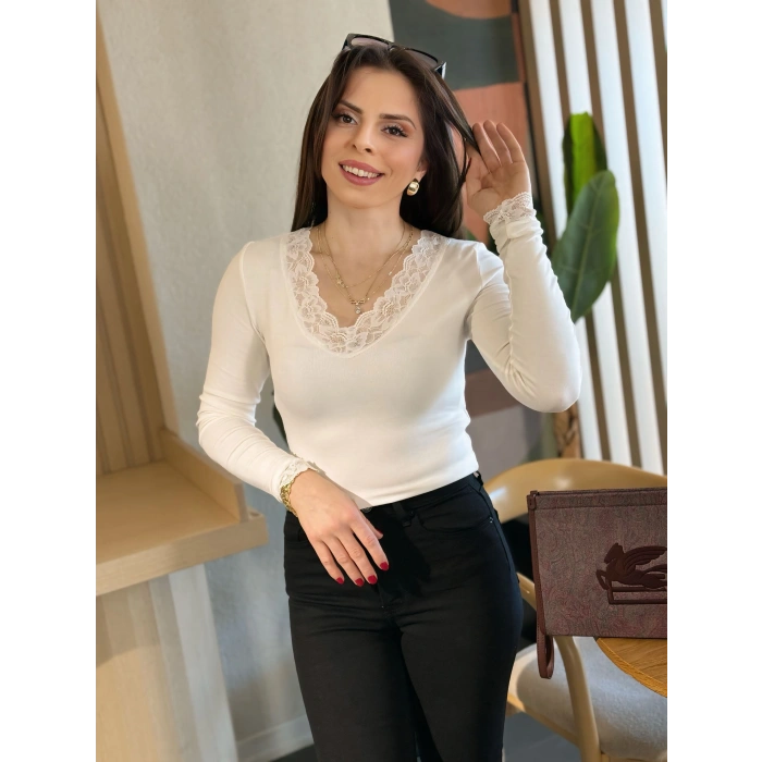 Beyaz Kol Ve Yaka DantelDetaylı Bluz