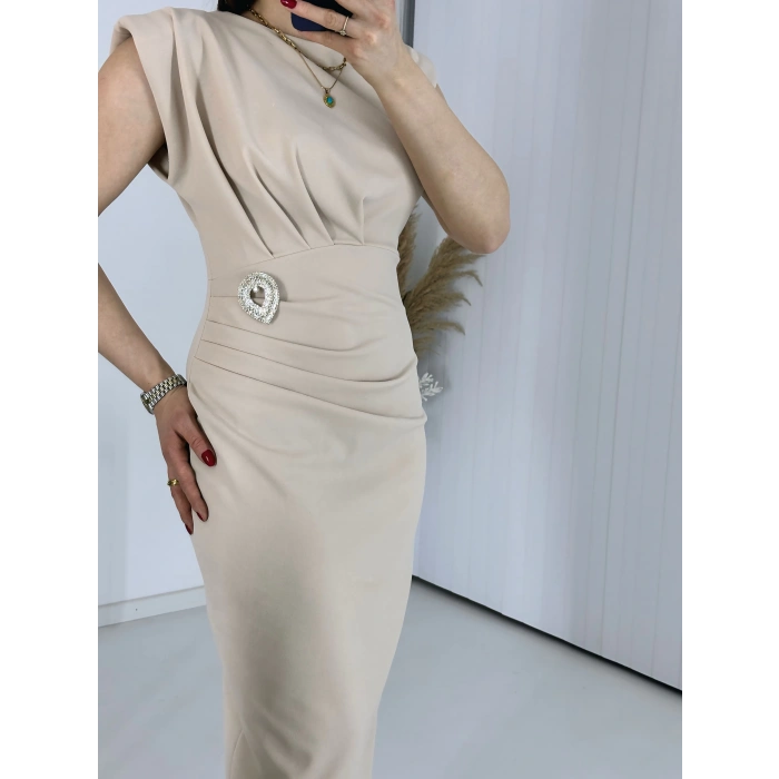 Bej BROŞLU Vatkalı Krep Elbise