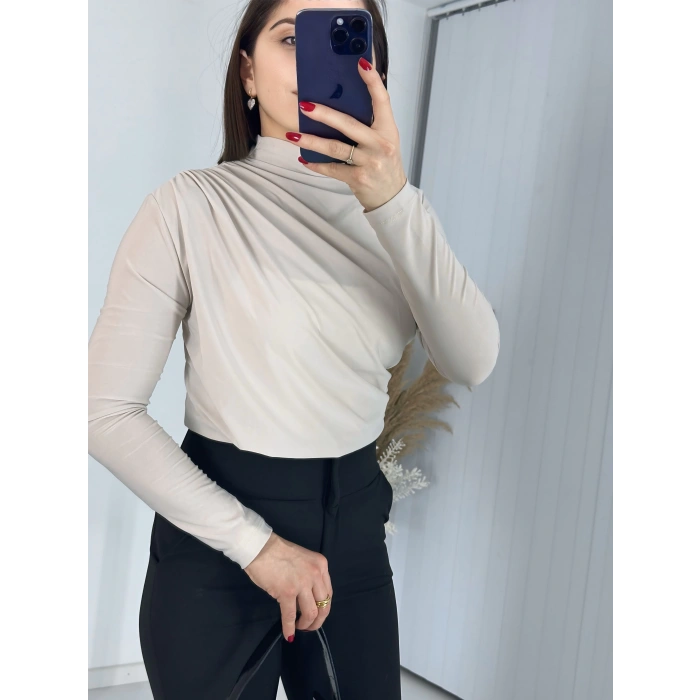 Bej Büzgü Detaylı Dik Yaka Sandy Bluz