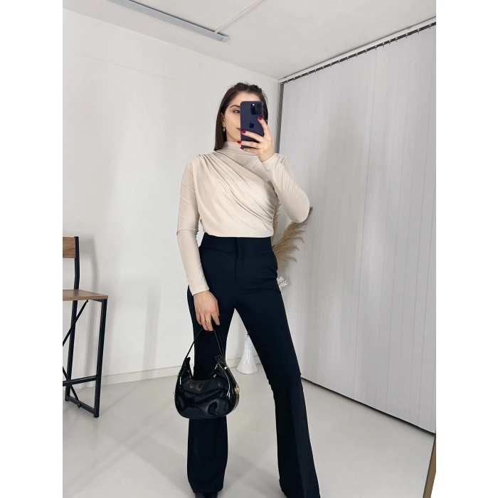 Bej Büzgü Detaylı Dik Yaka Sandy Bluz