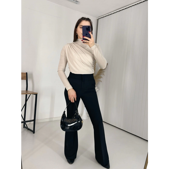 Bej Büzgü Detaylı Dik Yaka Sandy Bluz