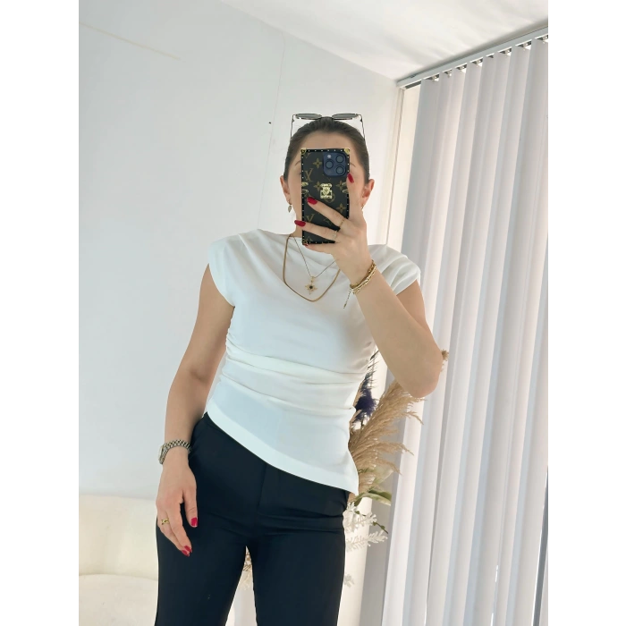 Beyaz Asimetrik Kesim Vatkalı Bluz