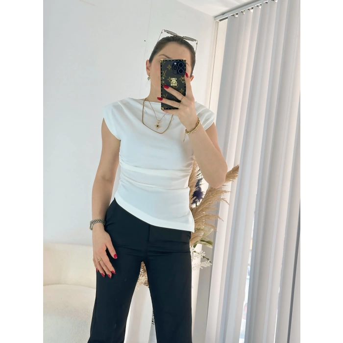 Beyaz Asimetrik Kesim Vatkalı Bluz