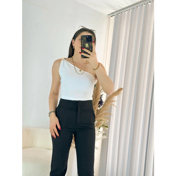 Beyaz Omuz Tokalı Triko Crop