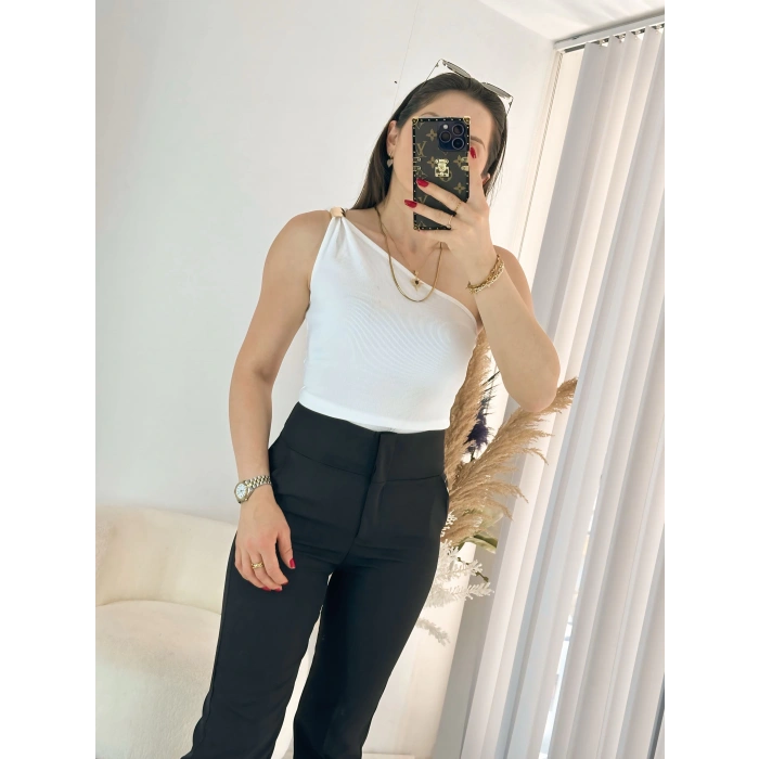 Beyaz Omuz Tokalı Triko Crop