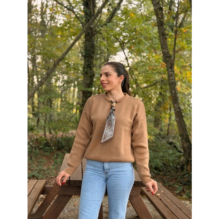 Fular detay düz yaka kazak bej