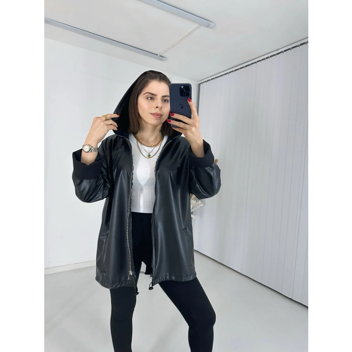 Kapşonlu Siyah Deri Yağmurluk