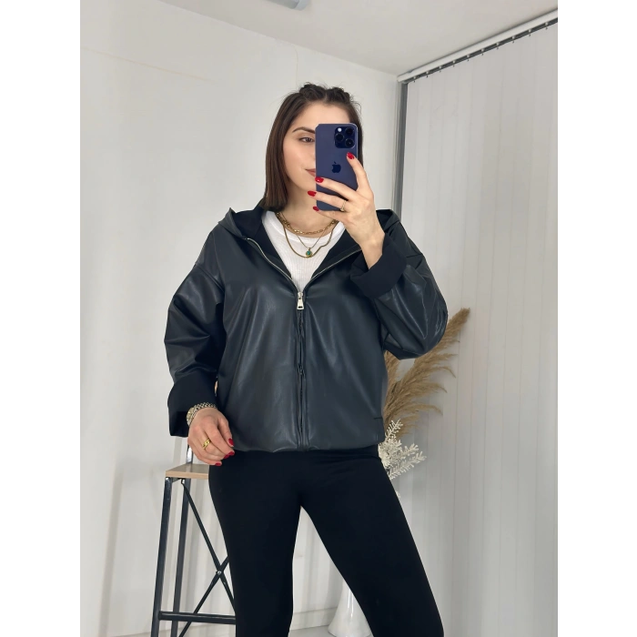 Kapşonlu Siyah Deri Yağmurluk