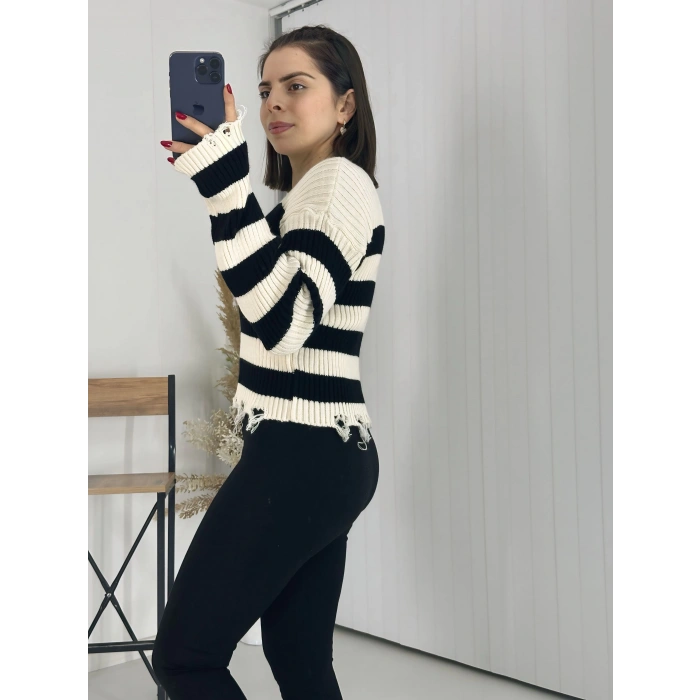 Krem Çigili Yırtık Detaylı Triko Kazak