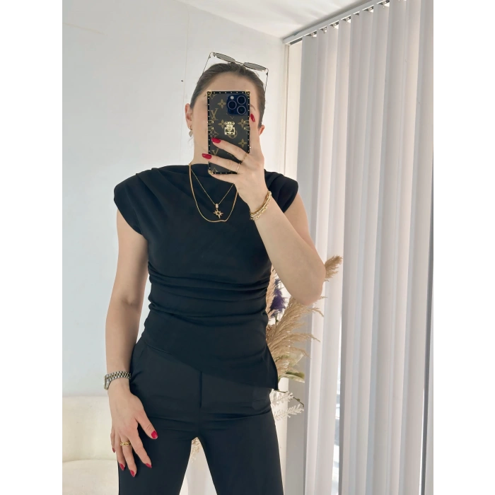 Siyah Asimetrik Kesim Vatkalı Bluz