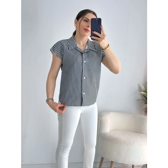 Siyah Beyaz Çizgili Gömlek