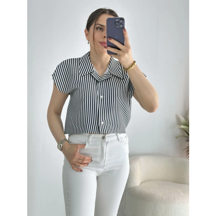 Siyah Beyaz Çizgili Gömlek