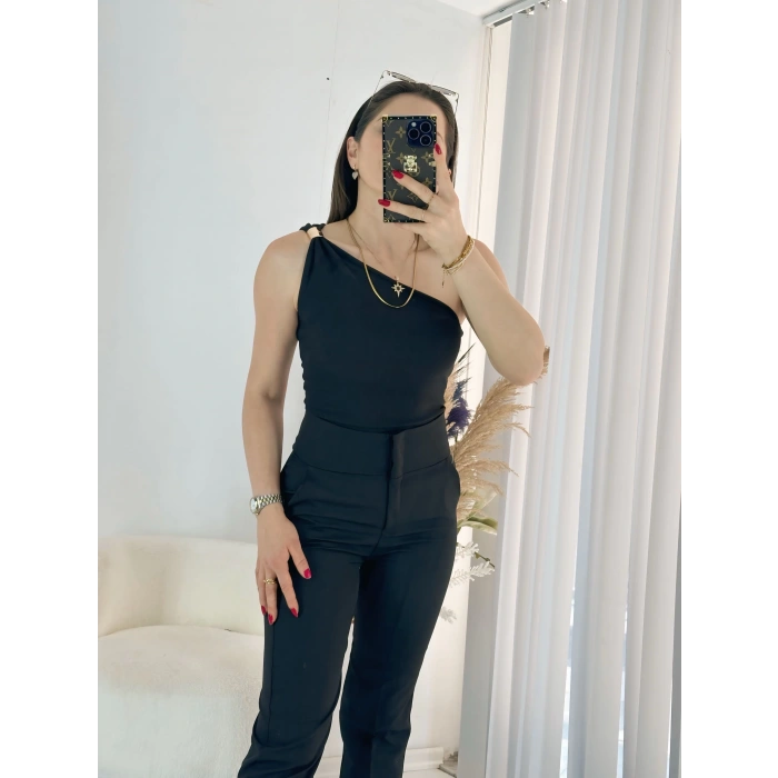 Siyah Omuz Tokalı Triko Crop