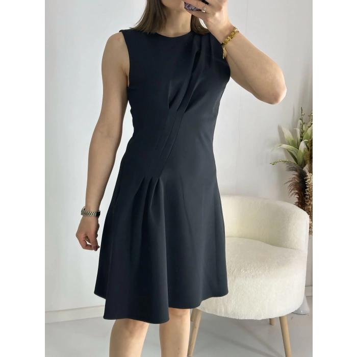 Siyah Önü Büzgülü Elbise