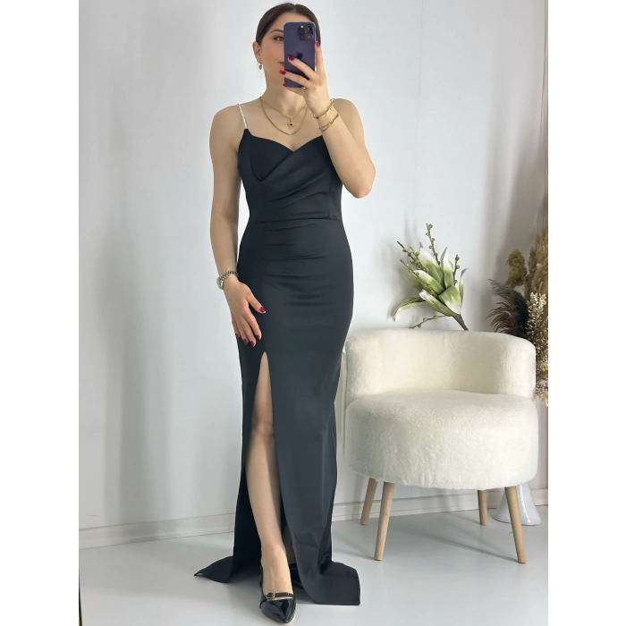 Siyah Taş Askılı Yırtmaçlı Uzun Abiye