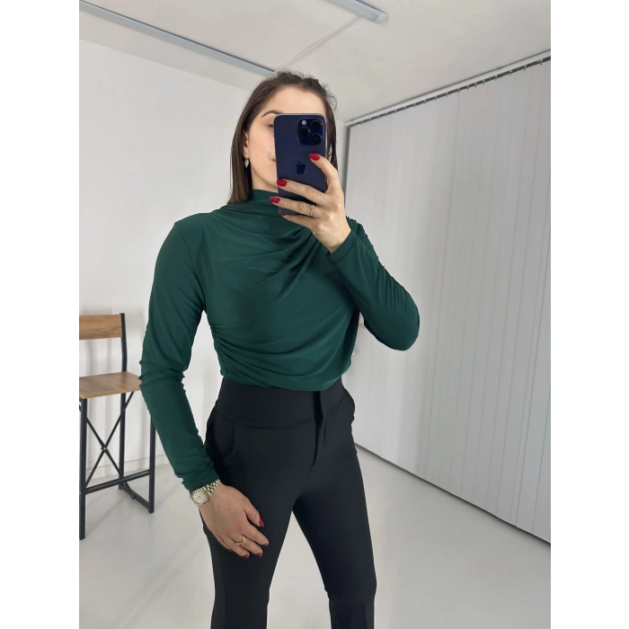 Yeşil Büzgü Detaylı Dik Yaka Sandy Bluz