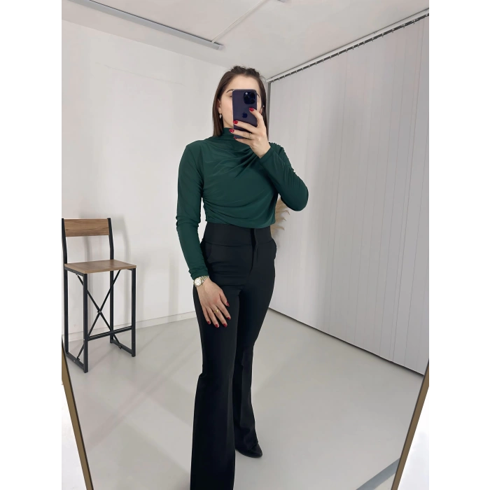 Yeşil Büzgü Detaylı Dik Yaka Sandy Bluz