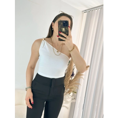 Beyaz Omuz Tokalı Triko Crop