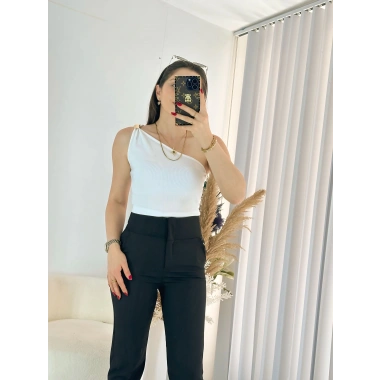 Beyaz Omuz Tokalı Triko Crop