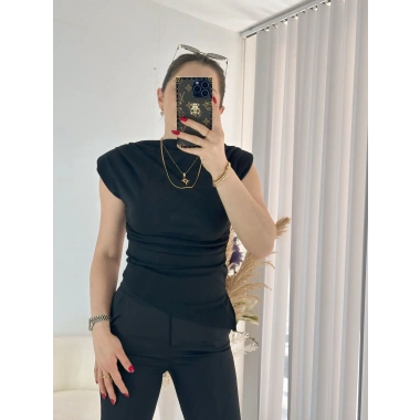 Siyah Asimetrik Kesim Vatkalı Bluz