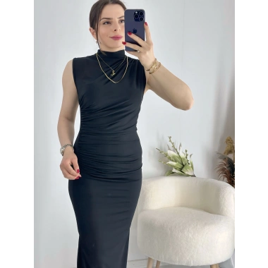 Siyah Drapeli Yırtmaçlı Elbise