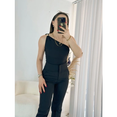 Siyah Omuz Tokalı Triko Crop