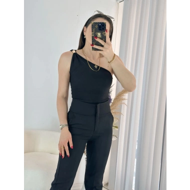 Siyah Omuz Tokalı Triko Crop