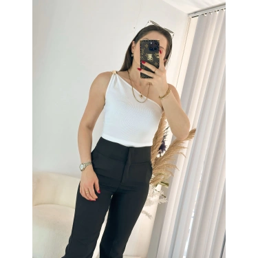 Beyaz Omuz Tokalı Triko Crop