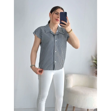Siyah Beyaz Çizgili Gömlek