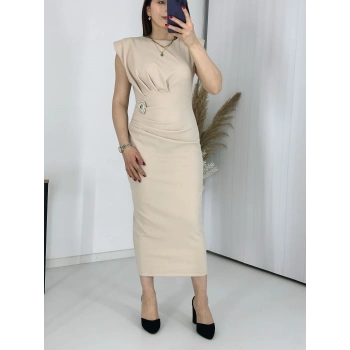 Bej BROŞLU Vatkalı Krep Elbise