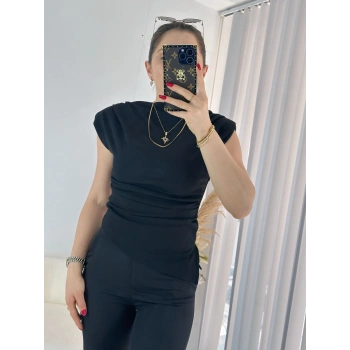 Siyah Asimetrik Kesim Vatkalı Bluz